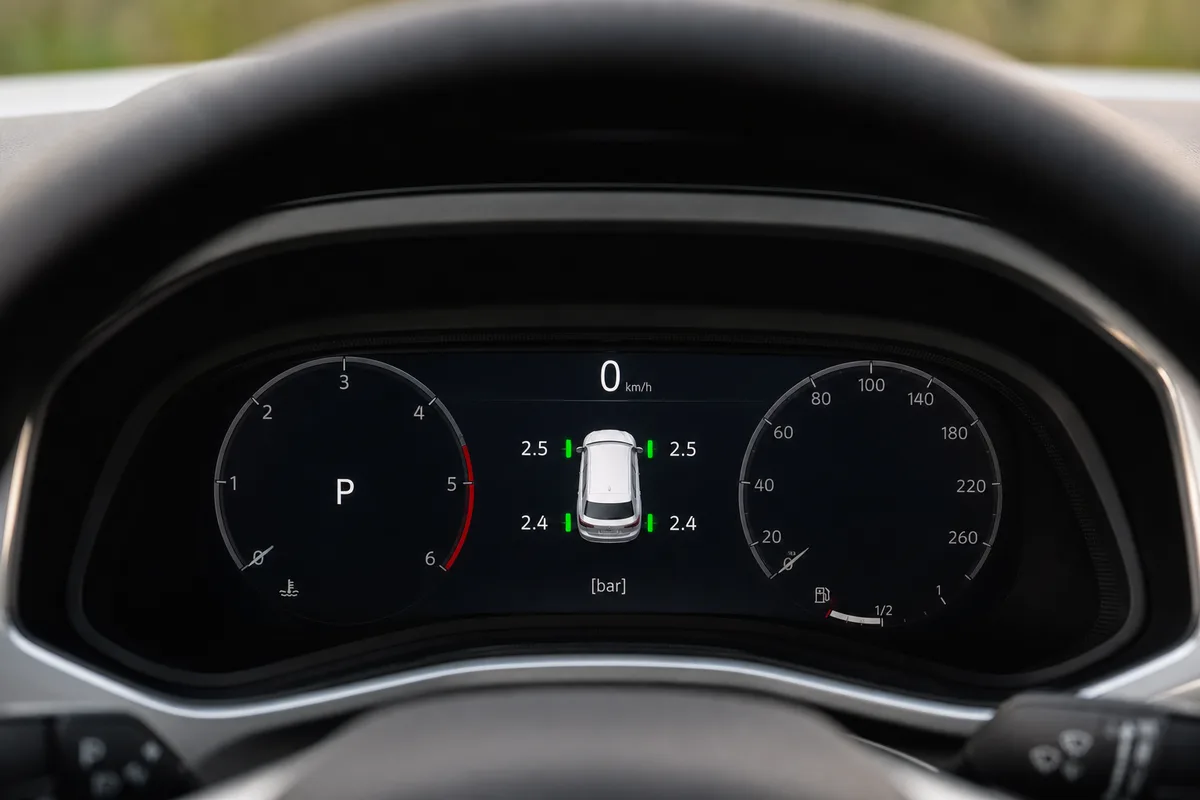 Menu du combiné d&rsquo;instruments d&rsquo;une voiture affichant les pressions de pneus roue par roue